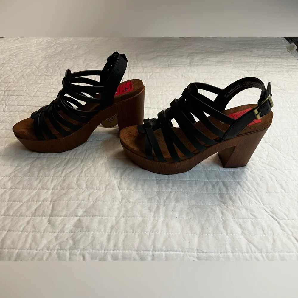 White Mountain Alliance black block heel sandal Excellent nwt